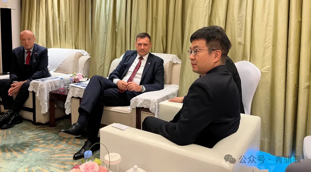 斯洛伐克副总理托马什·塔拉巴与青骐骥董事长闫巍在第七届进博会期间就绿...